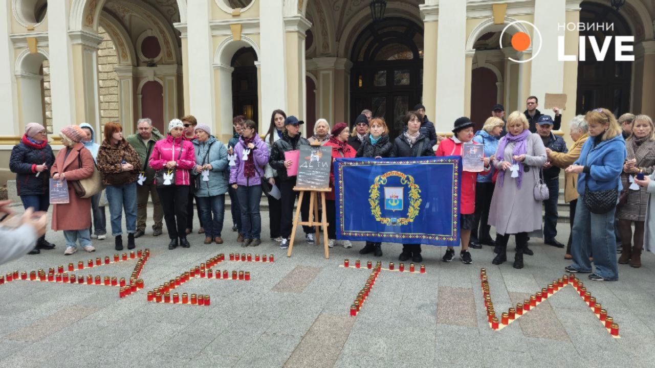 В Одесі вшанували загиблих через обстріл драмтеатру Маріуполя