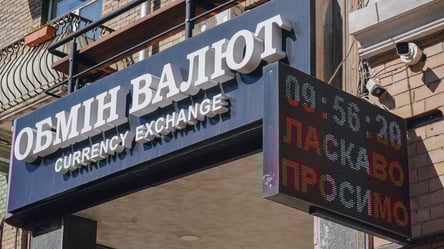 Банк чи обмінник — де українцям вигідніше купити долари в жовтні - 285x160