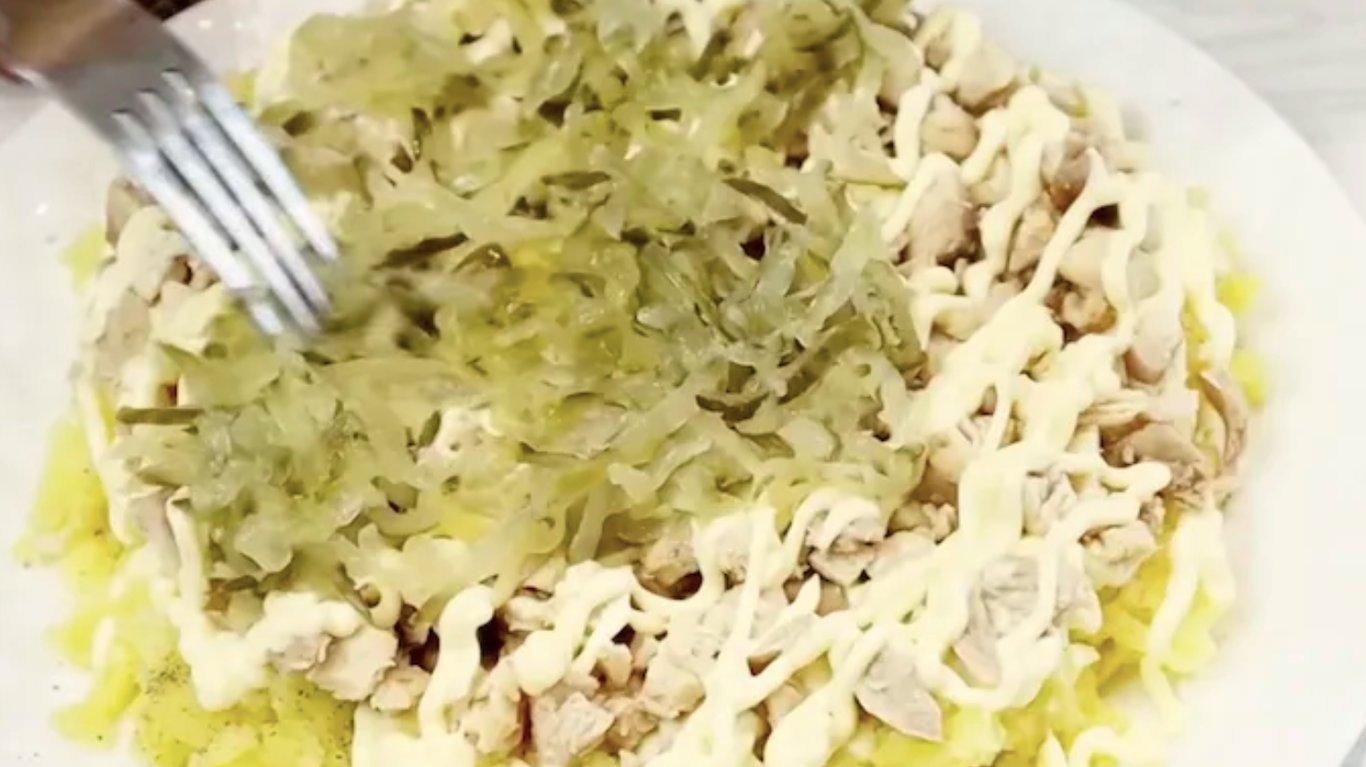 святковий рецепт салату з куркою, чорносливом та горіхами