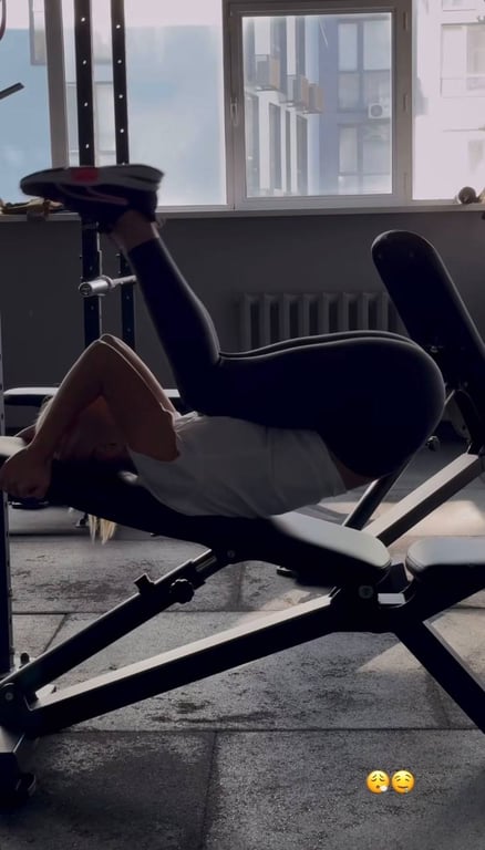 Даша Квіткова показала, як качає прес