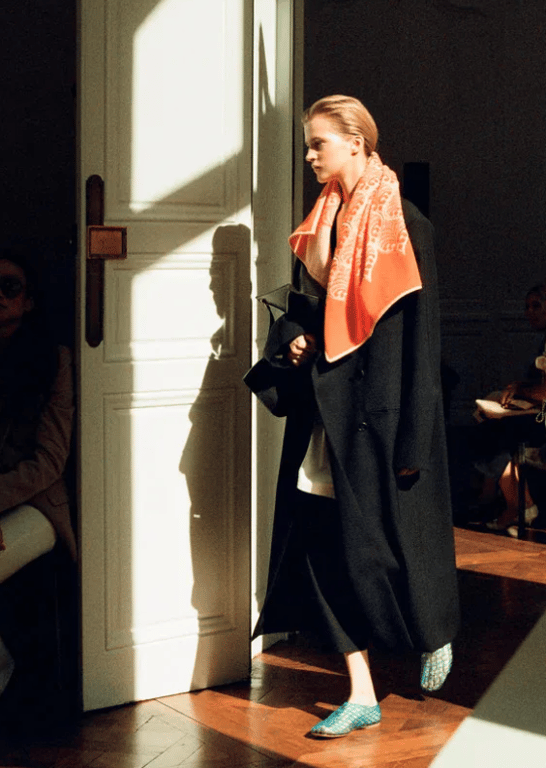 Модель в "желейных" босоножках на показе The Row Summer в Париже