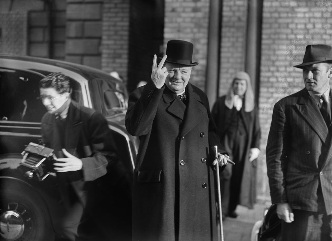 Що означає підняти два пальці вгору