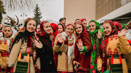 Україна святкує Старий Новий рік: найтепліші привітання зі святом у прозі, віршах та листівках - 285x160