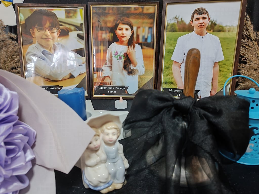 Діти провели останній дзвоник на могилах своїх однокласників у Коростишеві