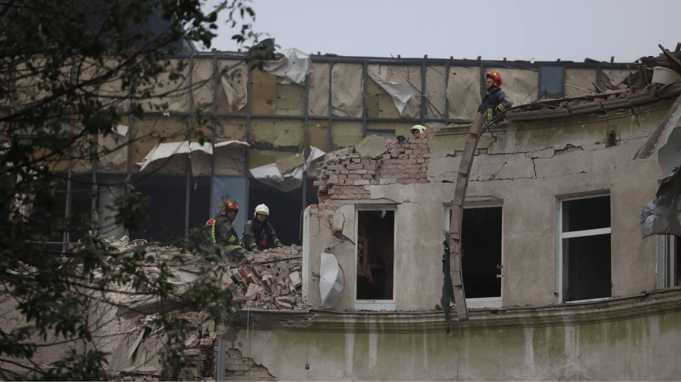 Из-под завалов во Львове достали тело еще одного человека