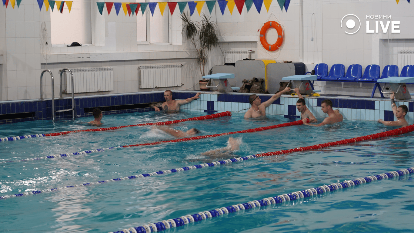 Тренування піхотинців у басейні. Фото: Новини.LIVE
