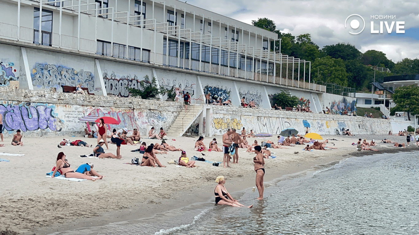 Десятки людей пришли отдохнуть на море. Фото: Новости.