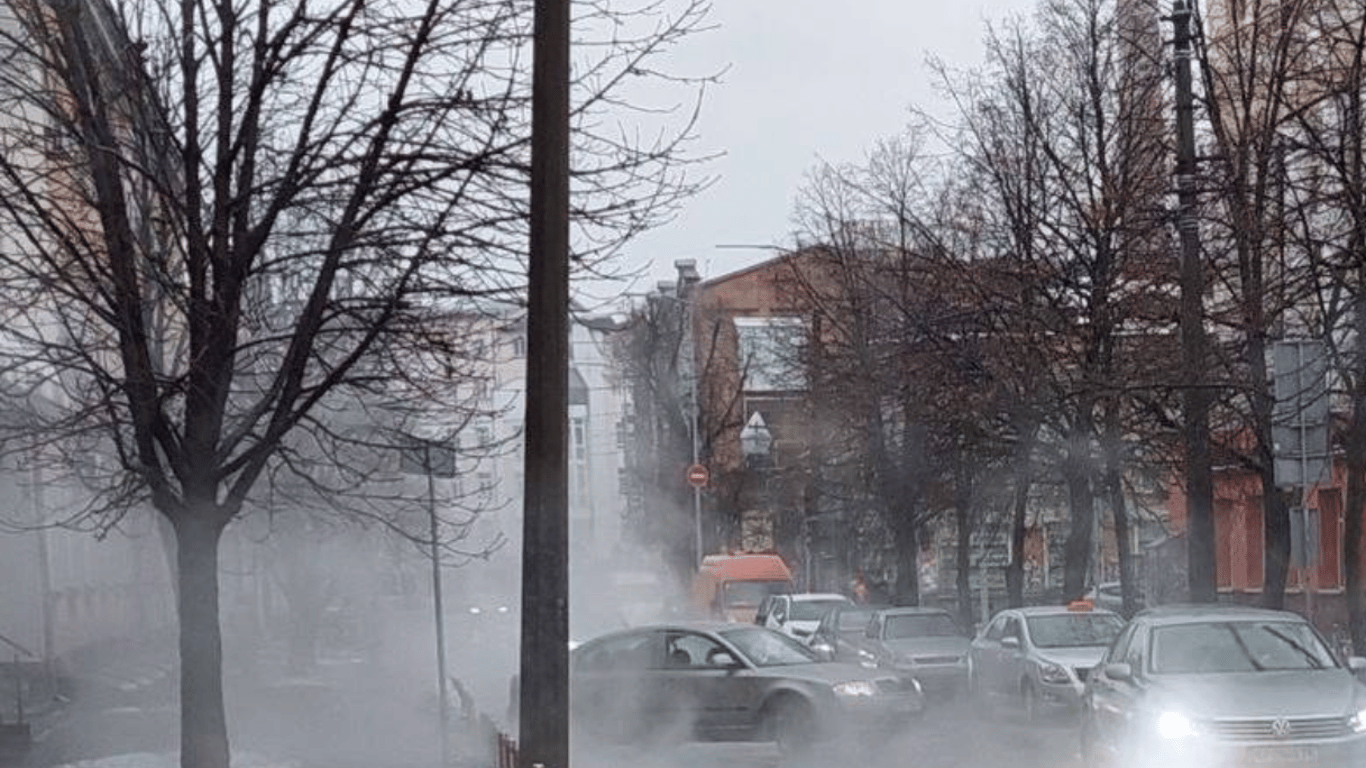 В одном из районов Киева произошел прорыв трубы — авто и дома окутала пара