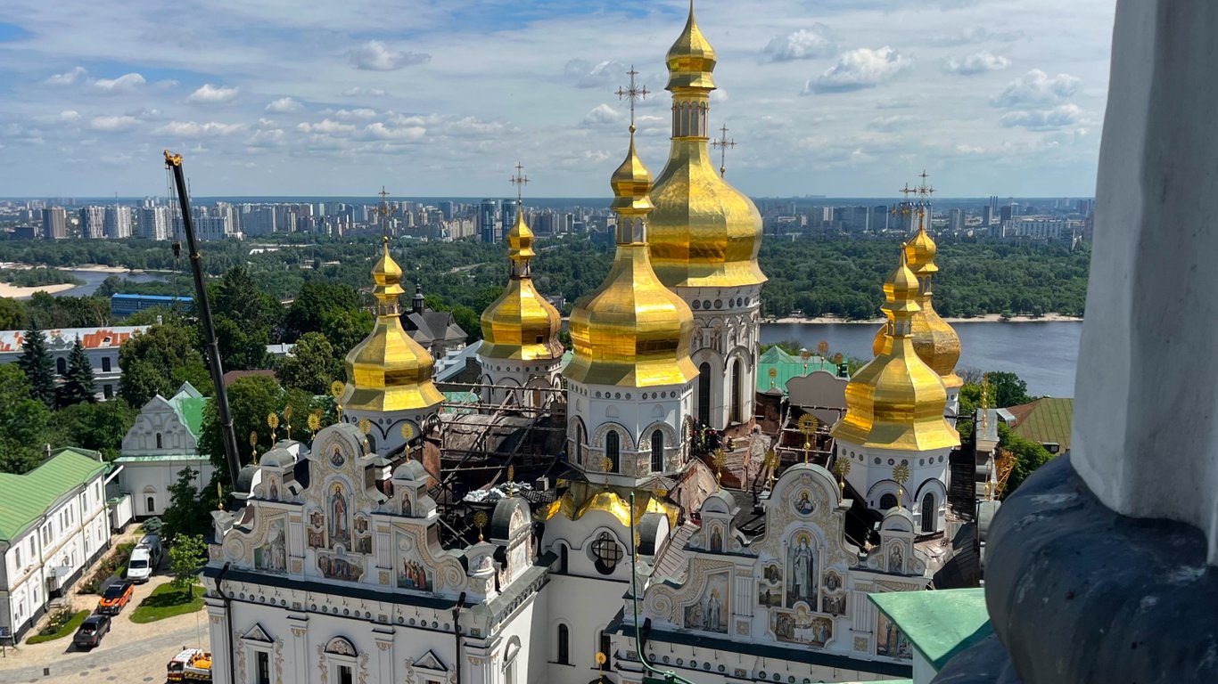 У Лаврі після атаки РФ завершують аварійні роботи на даху