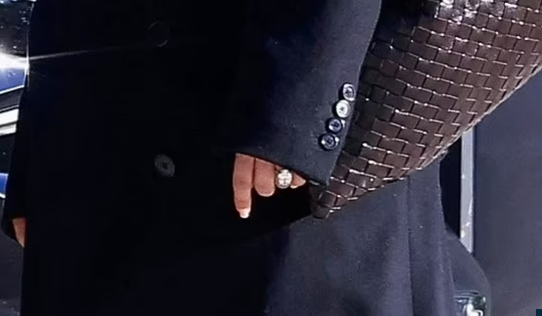 Леді Гага з'явилася на публіці з обручкою — фото - фото 3