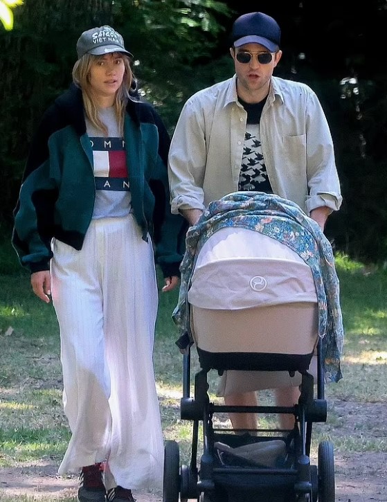 Роберт Паттінсон гуляє з донечкою