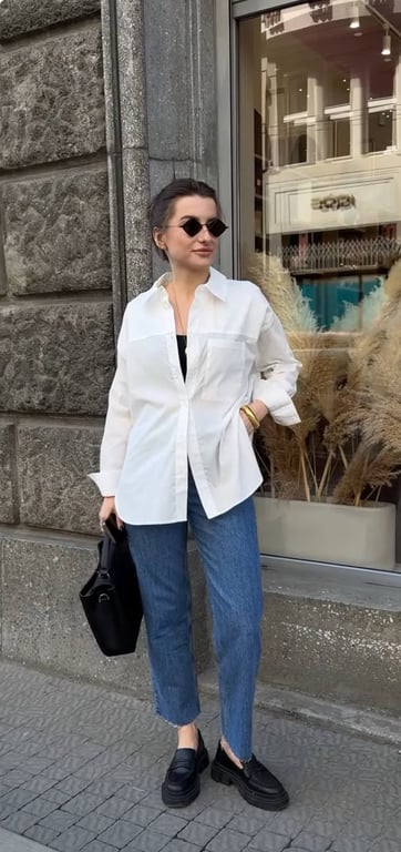 Белая рубашка к джинсам подходит идеально.