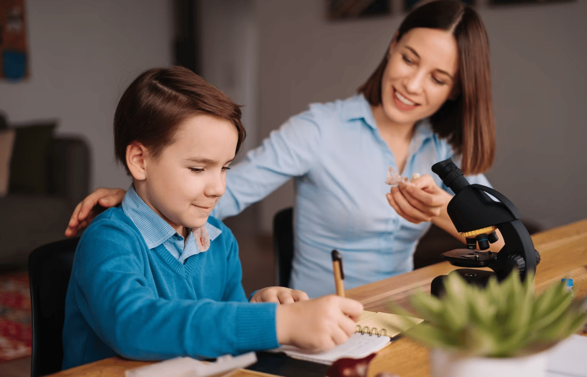 Мама, которая помогает своему сыну с уроками