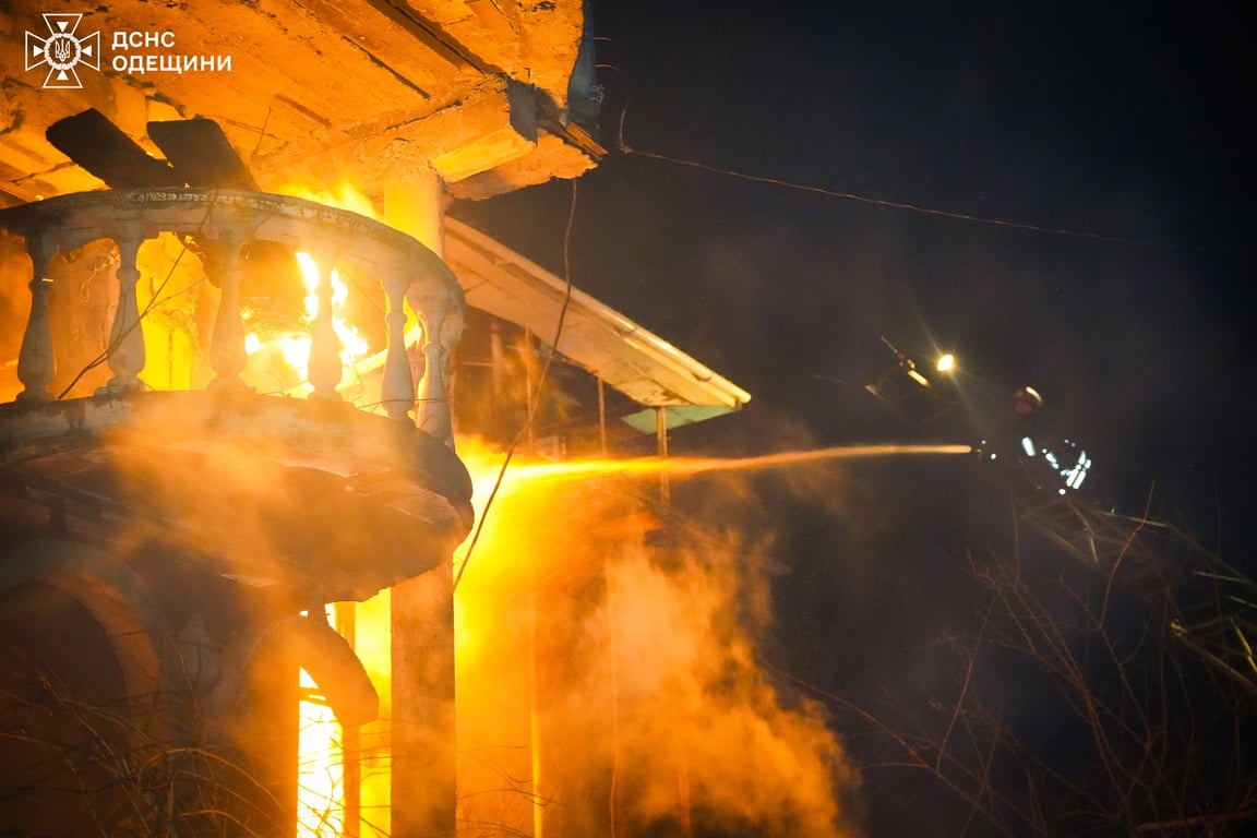 Балкон будинку у вогні