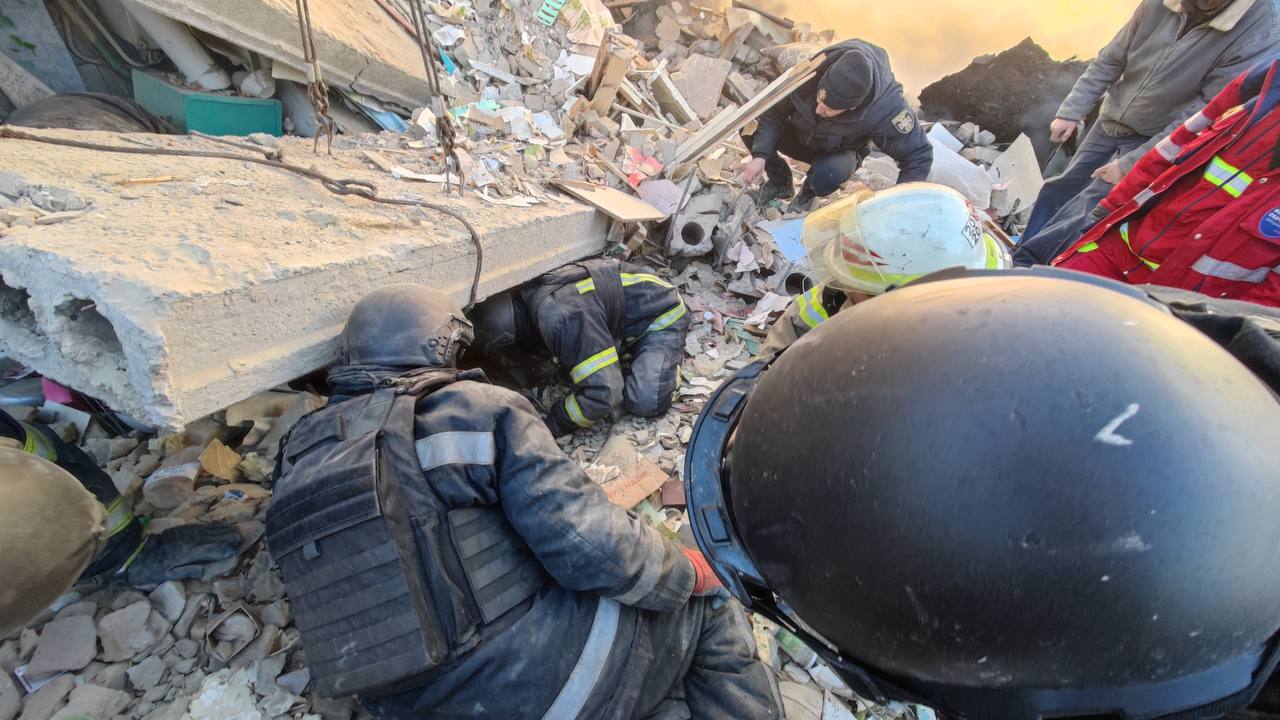 Спасатели достают людей из-под завалов