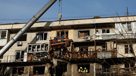 У Києві з-під завалів дістали ще одне тіло людини - 290x160