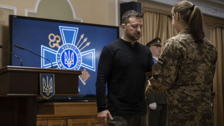 Zelenskyy awarded intelligence officers with state awards - 285x160