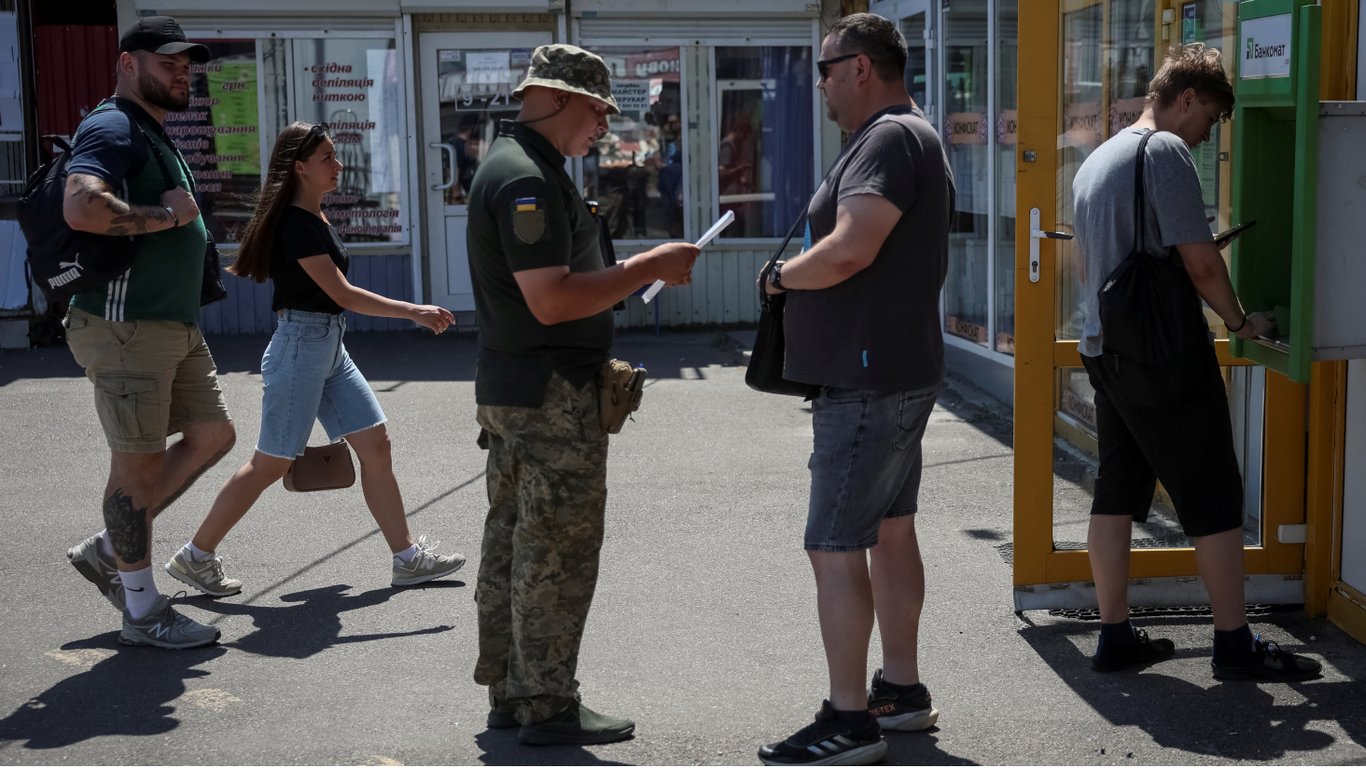 Лазуткін сказав, за яких умов можливе зниження мобілізаційного віку в Україні