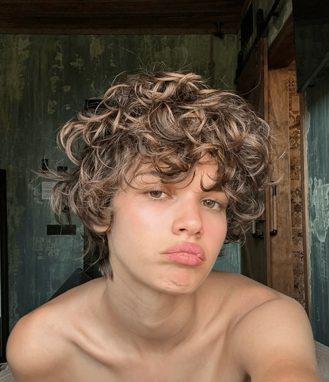 This haircut looks successful on curly hair