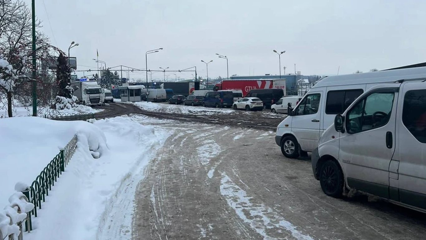 Очереди на границе Украины —  какая ситуация сейчас на трассе Одесса-Рени