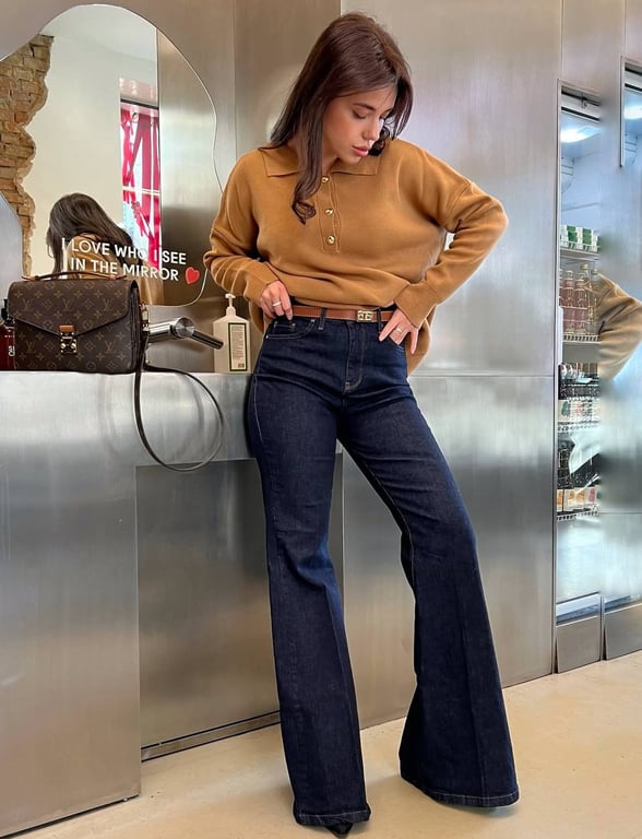 Темні джинси мають витончений вигляд в образі