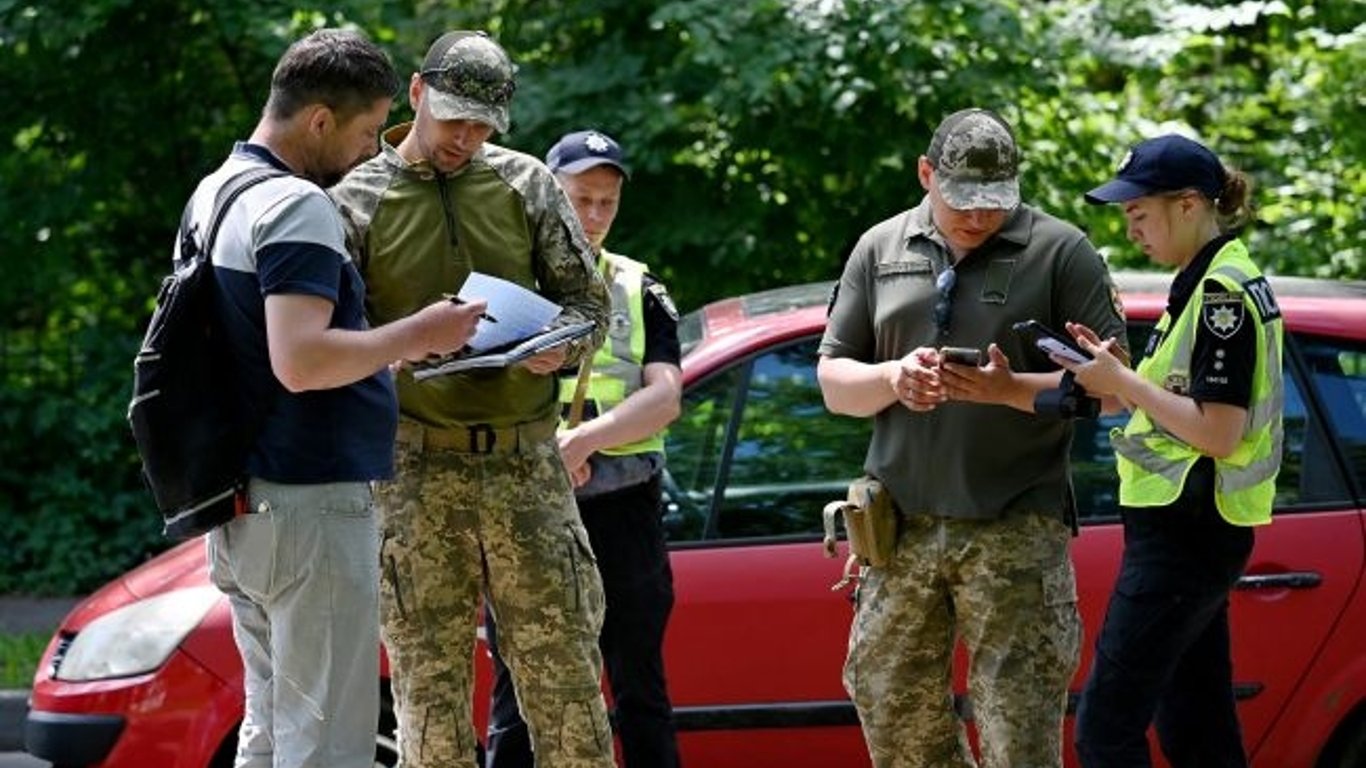 Представители ТЦК при выдаче повесток будут выписывать гражданам штрафы за необновление данных