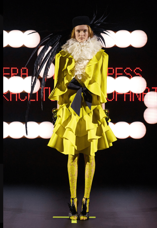 Гірчичний колір в одязі має благородний вигляд