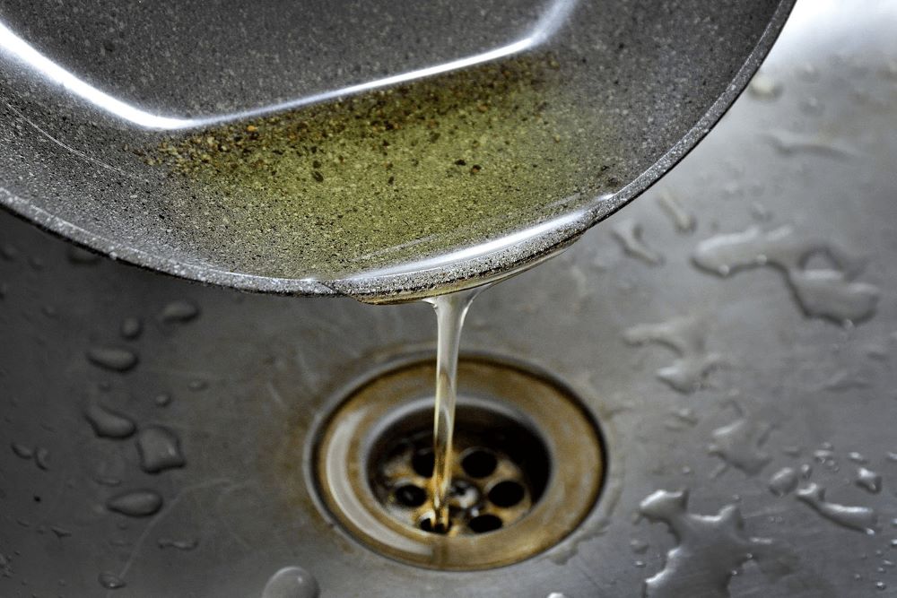 Як прочистити каналізаційні труби від жиру та бруду — простий спосіб - фото 1