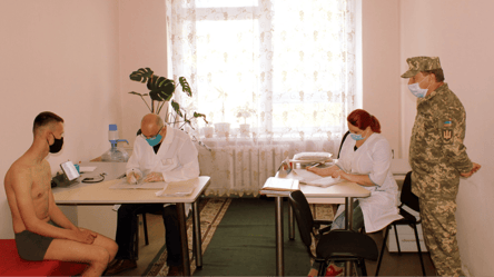 С какими болезнями не будут мобилизовать украинцев в августе 2023 года: список - 285x160