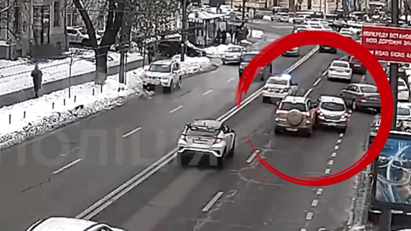 В Киеве зафиксировали сразу два нарушения на дороге — видео