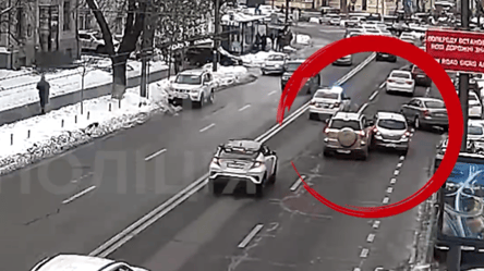 В Киеве зафиксировали сразу два нарушения на дороге — видео - 285x160