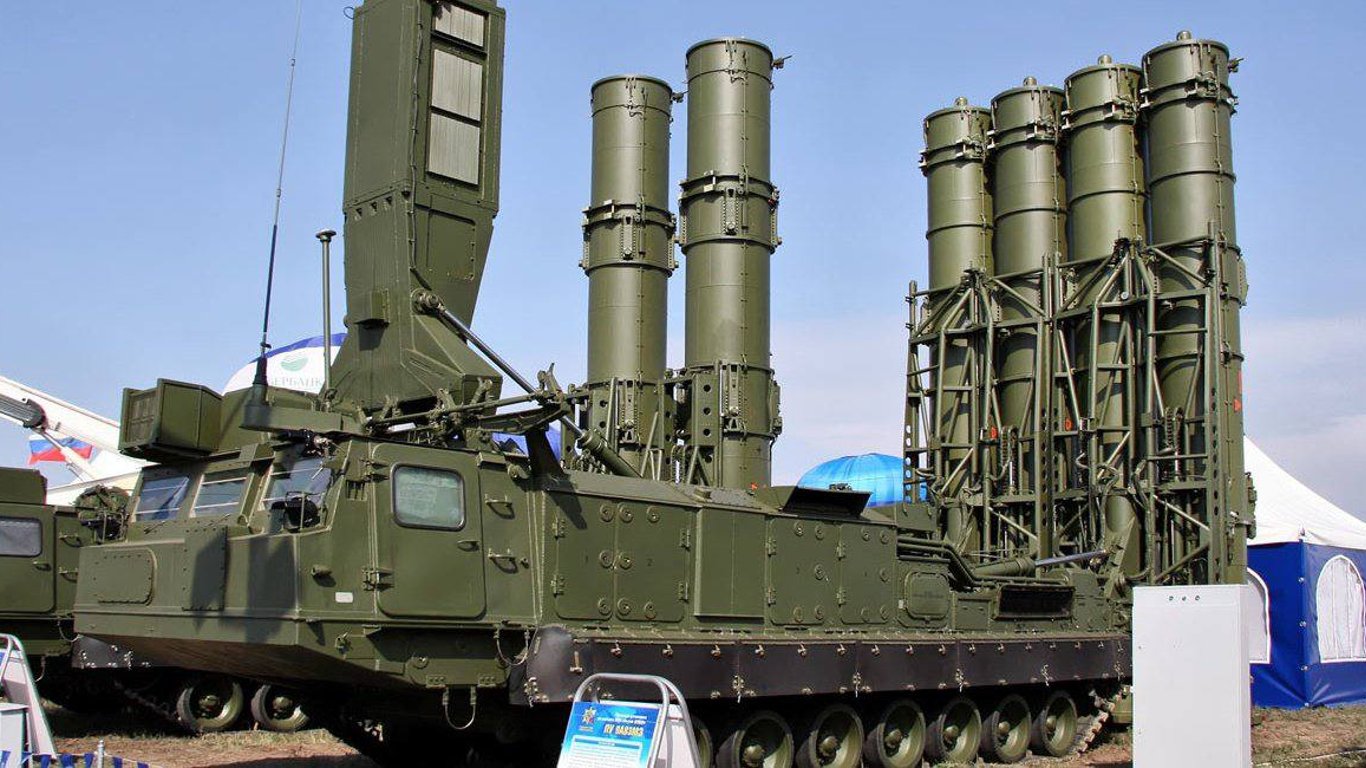 На аэродроме в Крыму россияне разместили ПВО и радиолокационные станции — спутниковые снимки