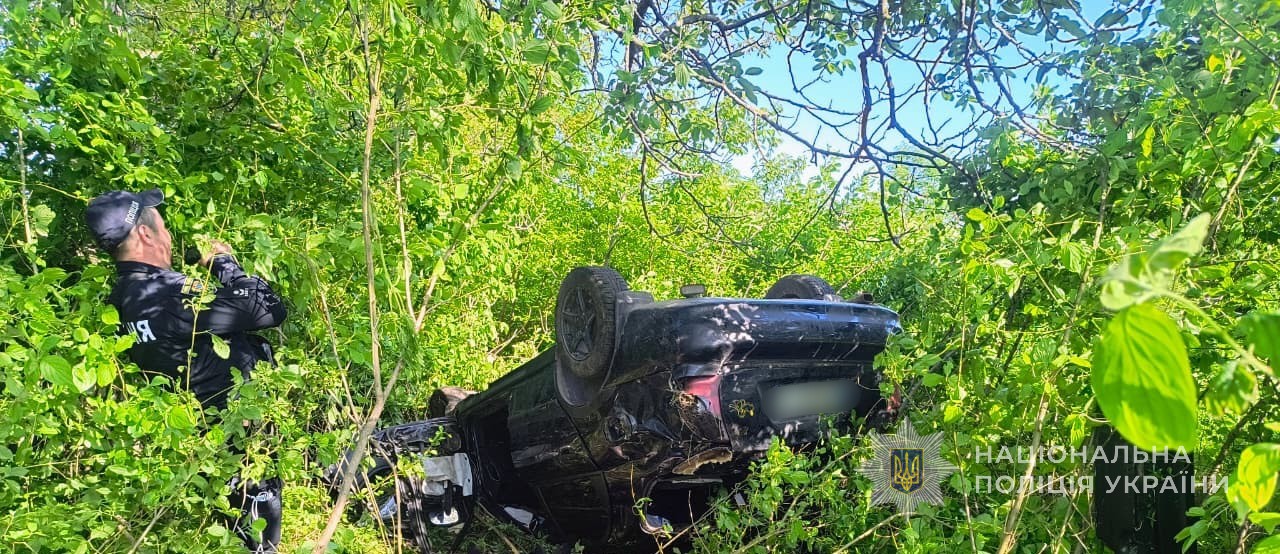 Перекинутий автомобіль унаслідок аварії