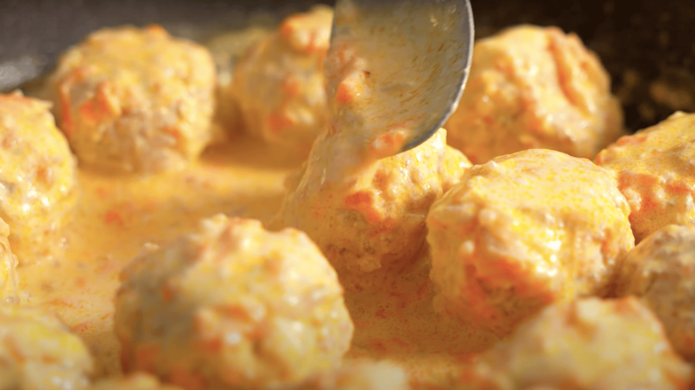 Meatballs in cream sauce, a recipe for dinner in 30 minutes