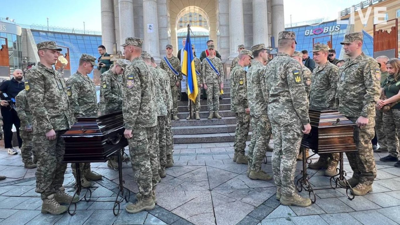 В Киеве прощаются с павшими Героями Сергеем Коновалом и Тарасом Петришиным — репортаж Новини.LIVE