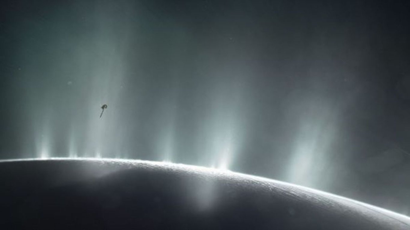 На супутнику Сатурна знайшли гейзер, який викидає воду у космос