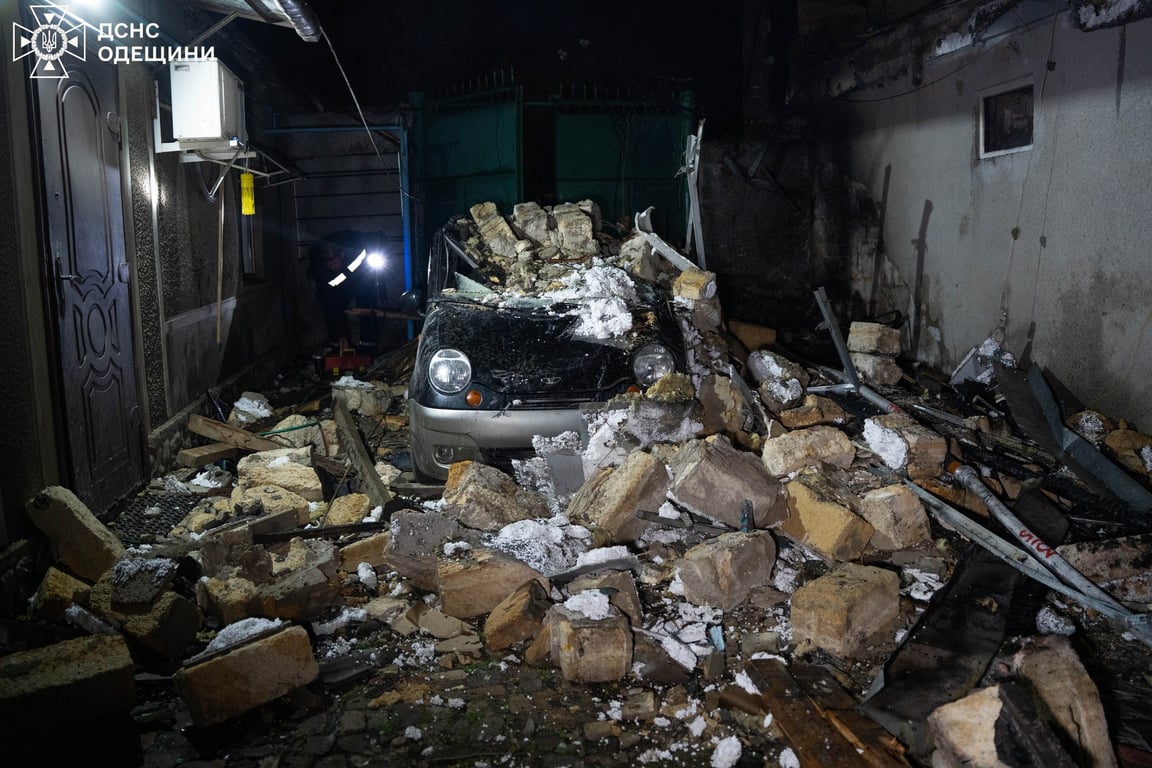 Пошкоджена автівка унаслудок атаки росіян по Одесі