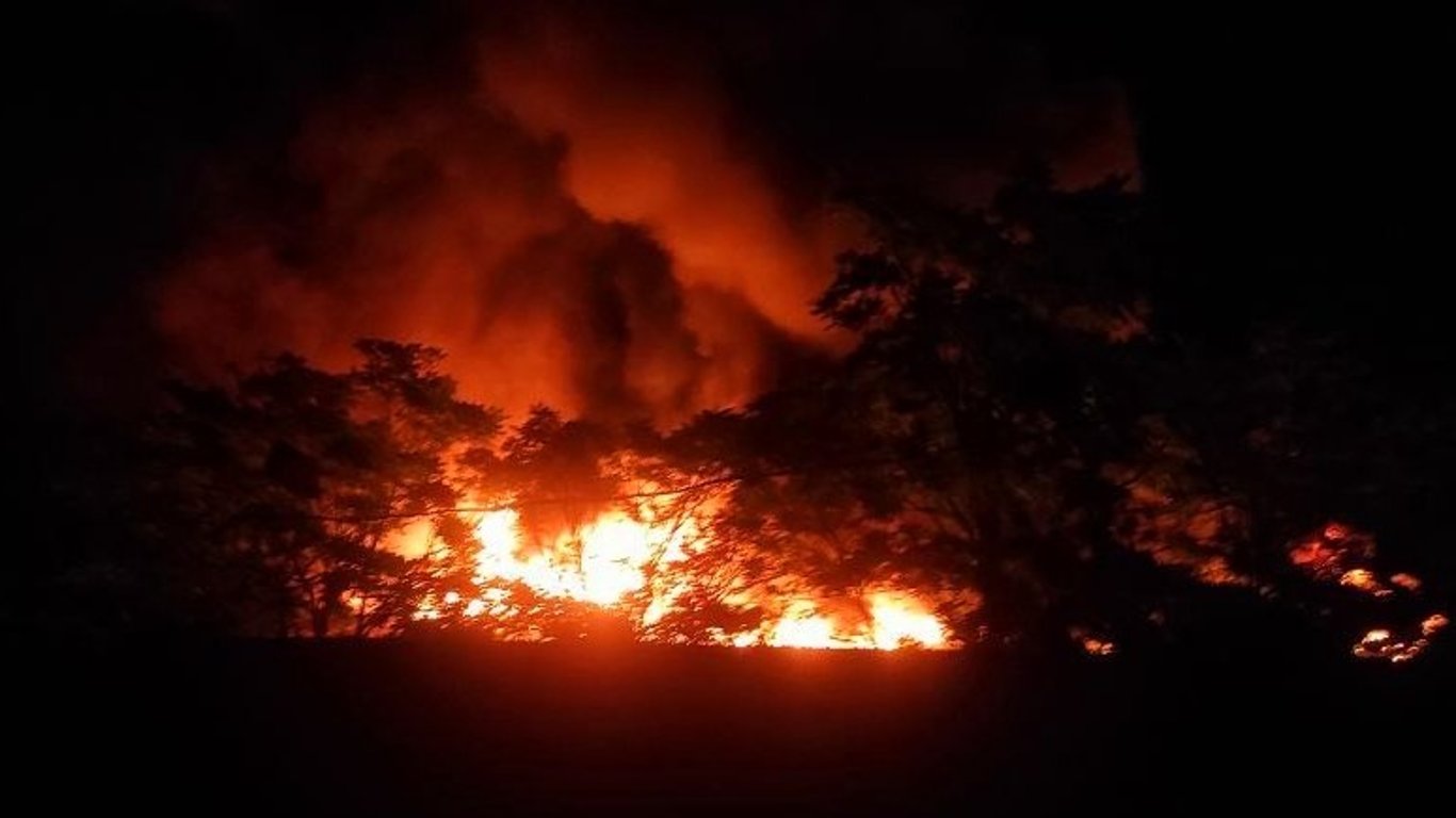 Взрывы во временно оккупированном Шахтерске: горит нефтебаза