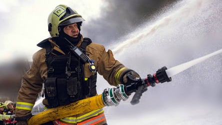 У Києві спалахнула масштабна пожежа, рух перекрито — відео - 285x160