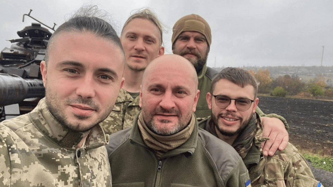 Тарас Тополь с коллегами группы "Антитела" на фронте