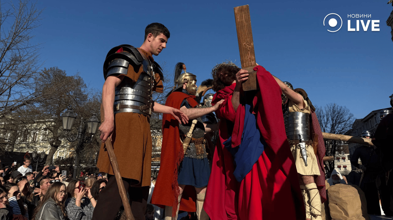 Сцени супроводжувалися емоційною грою акторів