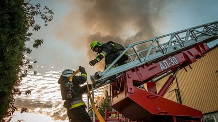 Спасатели тушат пожар на месте утреннего удара по Харькову - 285x160