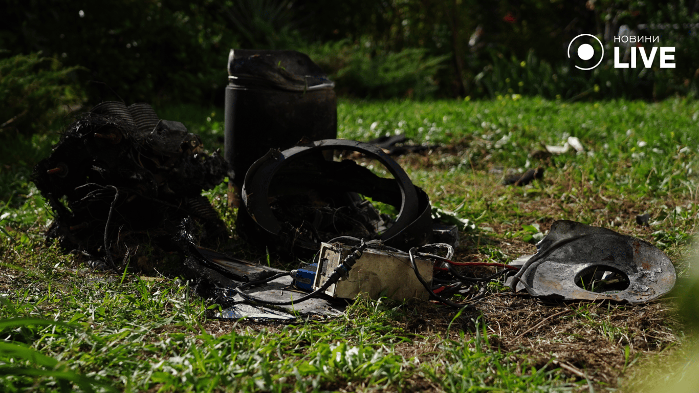 Уламки збитого дрона. Фото: Новини.LIVE/Юлія Браславська