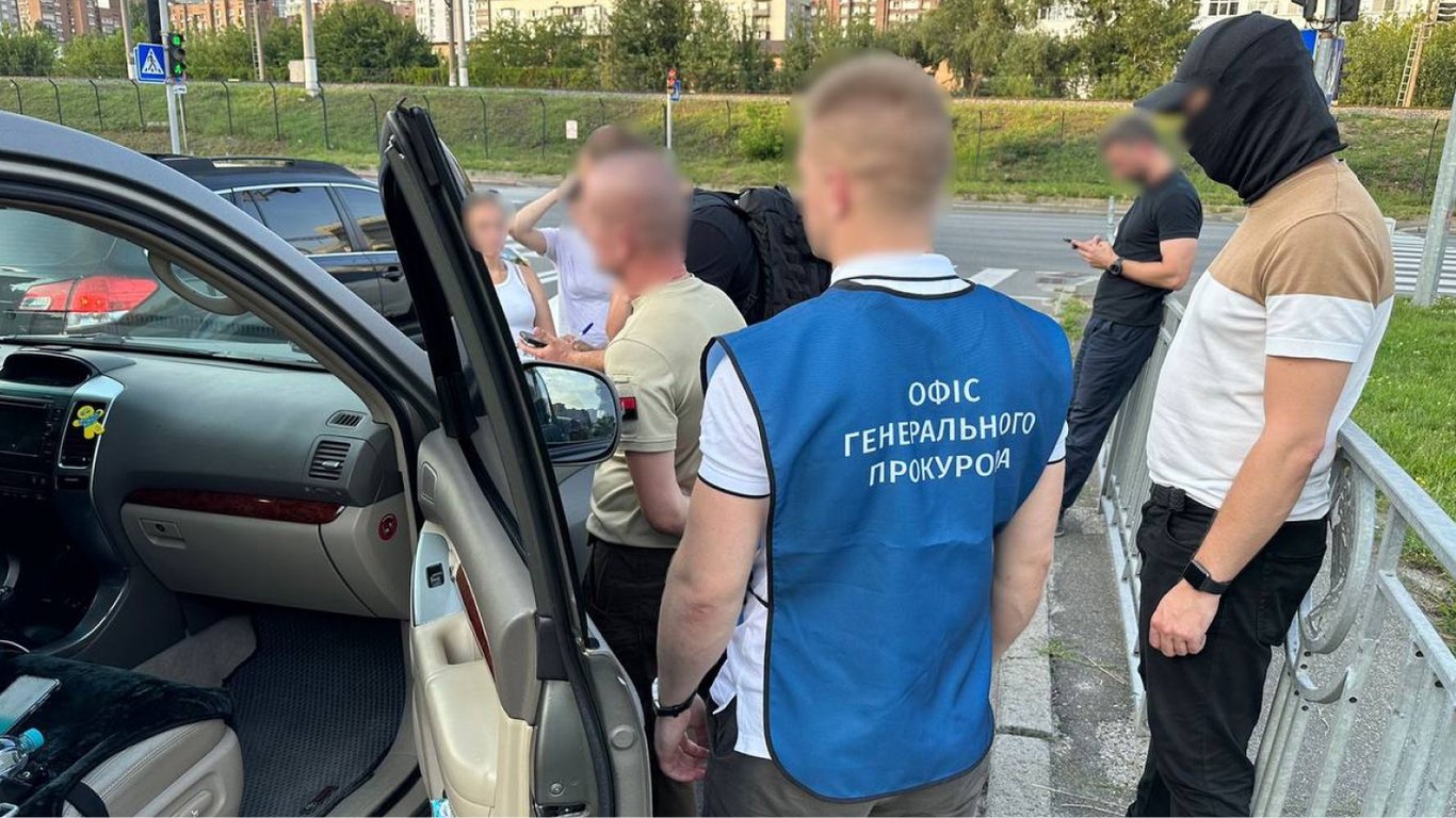 В Киеве задержали начальника ТЦК, который переправлял мужчин через границу