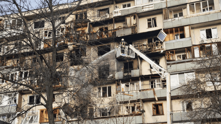 Пожежі й обвал будинку — фото та відео наслідків атаки РФ на Київ - 290x166
