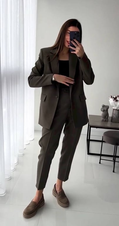 Жіночий костюм з штанами можна доповнити різними аксесуарами
