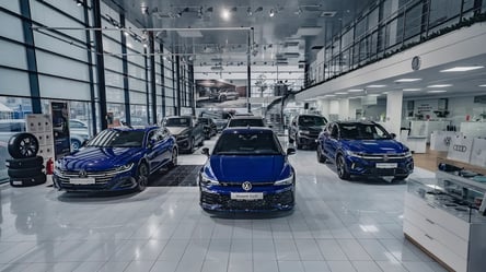 В Росії досі продають люксові авто — які бренди не покинули ринок - 285x160