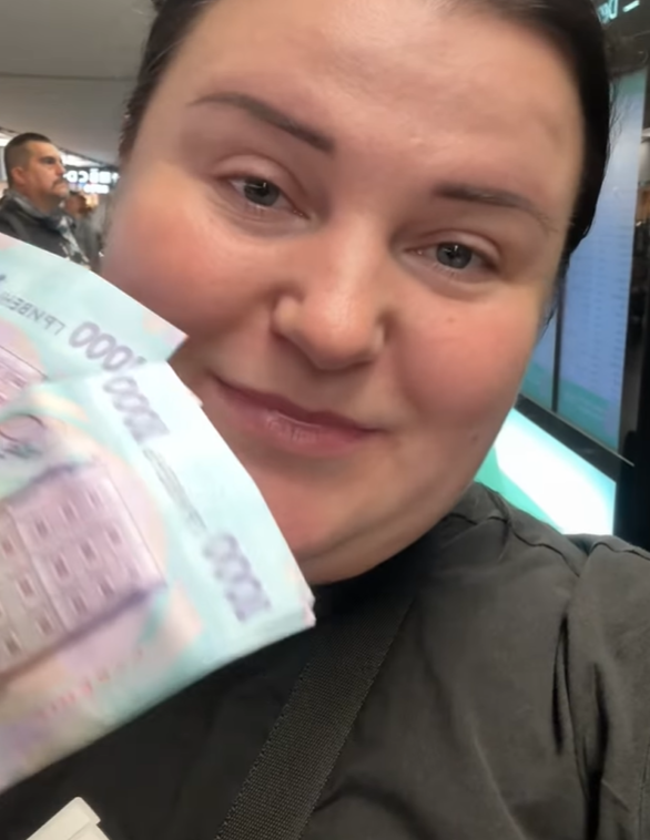 Alyona Alyona с деньгами от одного из зрителей на концерте