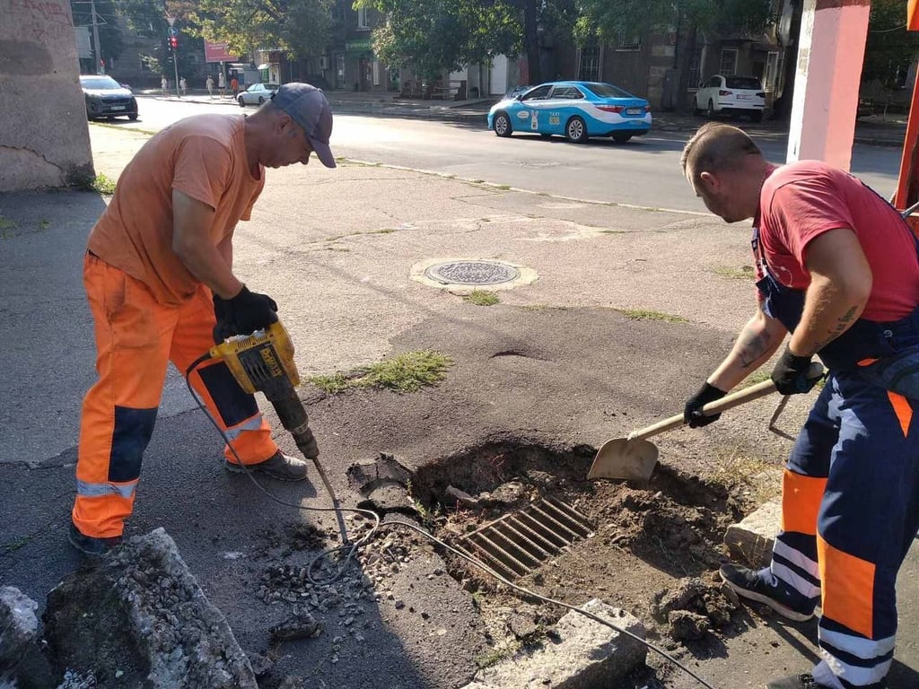 Комунальники працюють на дорогах Одеси. Фото: КП "Міські дороги"
