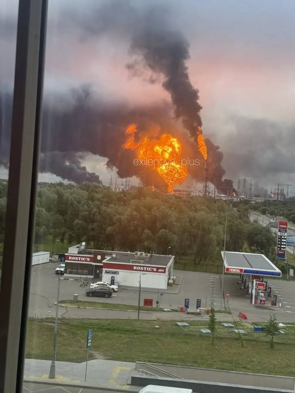 Москва у вогні: палає великий НПЗ та один з найбільших ТЦ - фото 4